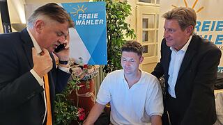 Kann Rainer Ludwig (rechts) sein Mandat verteidigen? Eine Frage, die allen auf den Nägeln brannte. Landrat Klaus Peter Söllner telefonierte mit dem Landratsamt, um aktuelle Zahlen einzuholen. Mit im Bild Büroleiter Frederic Scheps.