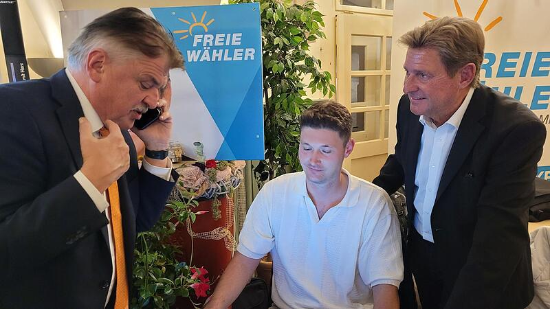 Kann Rainer Ludwig (rechts) sein Mandat verteidigen? Eine Frage, die allen auf den N&auml;geln brannte. Landrat Klaus Peter S&ouml;llner telefonierte mit dem Landratsamt, um aktuelle Zahlen einzuholen. Mit im Bild B&uuml;roleiter Frederic Scheps.