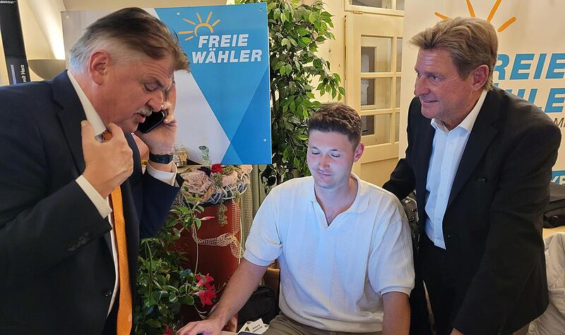 Kann Rainer Ludwig (rechts) sein Mandat verteidigen? Eine Frage, die allen auf den N&auml;geln brannte. Landrat Klaus Peter S&ouml;llner telefonierte mit dem Landratsamt, um aktuelle Zahlen einzuholen. Mit im Bild B&uuml;roleiter Frederic Scheps.