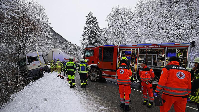 Lastwagen rutscht ab und bleibt in Böschung hängen Lastwagen rutscht ab und bleibt in Böschung hängen