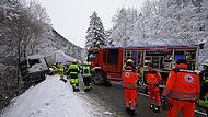 Lastwagen rutscht ab und bleibt in B&ouml;schung h&auml;ngen