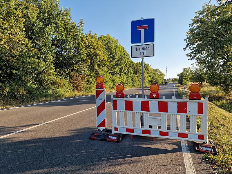 Die ersten Hinweise auf die bevorstehende Sperrung der Staatsstraße 2292 sind bereits am Kreisverkehr bei Aschach zu sehen. Die ersten Hinweise auf die bevorstehende Sperrung der Staatsstraße 2292 sind bereits am Kreisverkehr bei Aschach zu sehen.