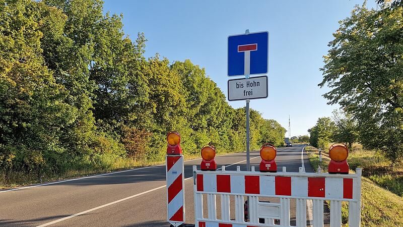 Die ersten Hinweise auf die bevorstehende Sperrung der Staatsstra&szlig;e 2292 sind bereits am Kreisverkehr bei Aschach zu sehen.