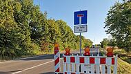Die ersten Hinweise auf die bevorstehende Sperrung der Staatsstra&szlig;e 2292 sind bereits am Kreisverkehr bei Aschach zu sehen.