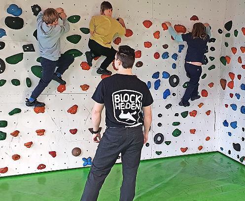 Erste Kletterversuche in der Boulderhalle.