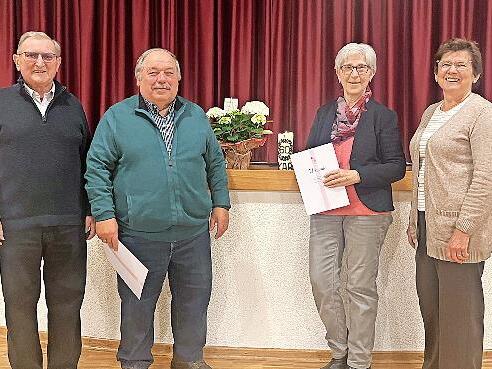 KAB-Vorsitzender Oskar Hein (links) und KAB-Frauenbeauftragte Elfriede Katzenberger (rechts) überreichten die Ehrungsurkunden samt Anstecknadeln für 50-jährige Mitgliedschaft an Helga und Helmut Rittelmeier. Es fehlt Ludwig Deininger, der seit 60 ... KAB-Vorsitzender Oskar Hein (links) und KAB-Frauenbeauftragte Elfriede Katzenberger (rechts) überreichten die Ehrungsurkunden samt Anstecknadeln für 50-jährige Mitgliedschaft an Helga und Helmut Rittelmeier. Es fehlt Ludwig Deininger, der seit 60 ...