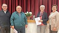 KAB-Vorsitzender Oskar Hein (links) und KAB-Frauenbeauftragte Elfriede Katzenberger (rechts) &uuml;berreichten die Ehrungsurkunden samt Anstecknadeln f&uuml;r 50-j&auml;hrige Mitgliedschaft an Helga und Helmut Rittelmeier. Es fehlt Ludwig Deininger, der seit 60 ...