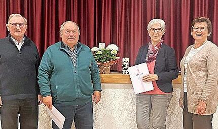 KAB-Vorsitzender Oskar Hein (links) und KAB-Frauenbeauftragte Elfriede Katzenberger (rechts) &uuml;berreichten die Ehrungsurkunden samt Anstecknadeln f&uuml;r 50-j&auml;hrige Mitgliedschaft an Helga und Helmut Rittelmeier. Es fehlt Ludwig Deininger, der seit 60 ...