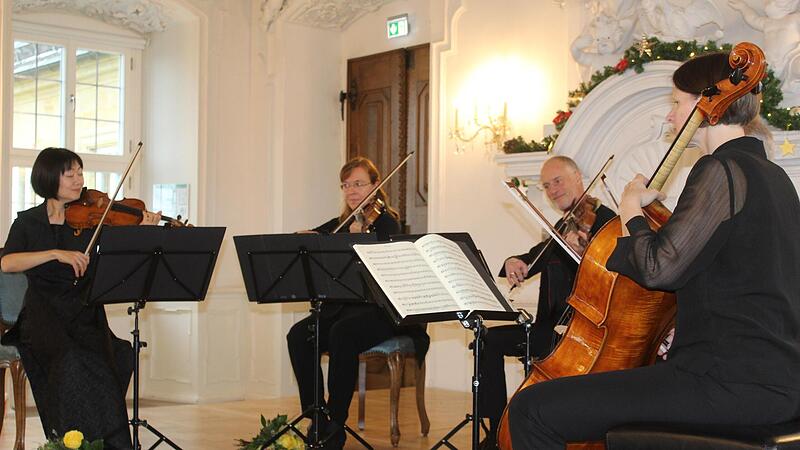 Das Berganza-Quartett ist an diesem Abend eigentlich ein Quintett gewesen: Verdeckt zwischen Christof Kuen und Katja Kuen (re.) trug Zweitbratschist Gernot Adrion zum Gelingen des Konzerts bei.