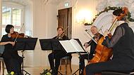 Das Berganza-Quartett ist an diesem Abend eigentlich ein Quintett gewesen: Verdeckt zwischen Christof Kuen und Katja Kuen (re.) trug Zweitbratschist Gernot Adrion zum Gelingen des Konzerts bei.