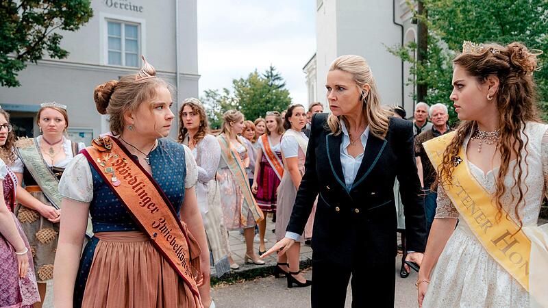 Sylvia (Veronica Ferres, Mitte) versucht den Streit zwischen Annelie (Daria Vivien Wolf, links) und Toni (Lilly Wiedemann) zu schlichten in einer Szene aus  &bdquo;Tatort: K&ouml;niginnen&ldquo;.