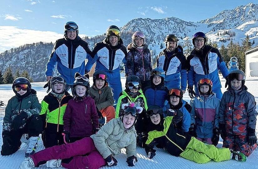 Hintere Reihe (v.l.): Andreas Heller, Stefan Felkel, Nina Hock, Thomas Neudecker sowie der Erste Vorsitzende Hubert Scheidel.