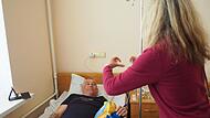 Die Höchstadter Helferin Ursula Nefian suchte das Gespräch am Krankenbett.