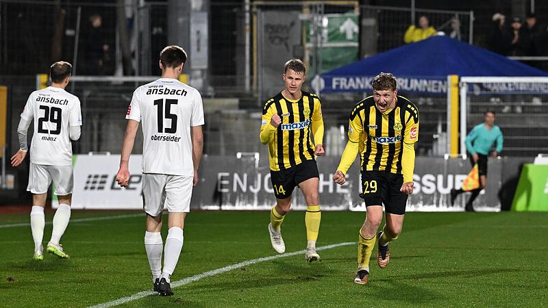 Der Bayreuther David Ismail (rechts), Torsch&uuml;tze zum 1:0, jubelt mit Christoph Fenninger, der wenig sp&auml;ter das 2:0 markierte. Die Ansbacher Riko Manz (Nr. 29) und Lukas Obersieder lassen derweil die K&ouml;pfe h&auml;ngen.