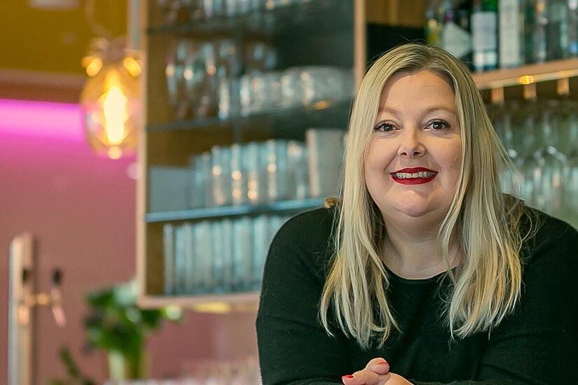 So kennt man Kathrin Grüner: Als Chefin in ihrem Restaurant Lübbis in Forchheims Innenstadt. Genauso aus dem Rappen Keller und seit Neuestem auch noch aus dem Gutlands. Wie sie es dahin geschafft hat.