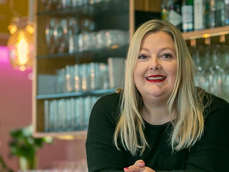 So kennt man Kathrin Grüner: Als Chefin in ihrem Restaurant Lübbis in Forchheims Innenstadt. Genauso aus dem Rappen Keller und seit Neuestem auch noch aus dem Gutlands. Wie sie es dahin geschafft hat.