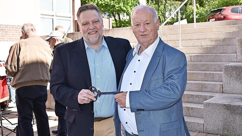 Daniel Tr&uuml;benbach (l.) bekommt von Rudolf Braun den Schl&uuml;ssel f&uuml;rs Rathaus.