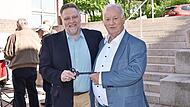 Daniel Tr&uuml;benbach (l.) bekommt von Rudolf Braun den Schl&uuml;ssel f&uuml;rs Rathaus.
