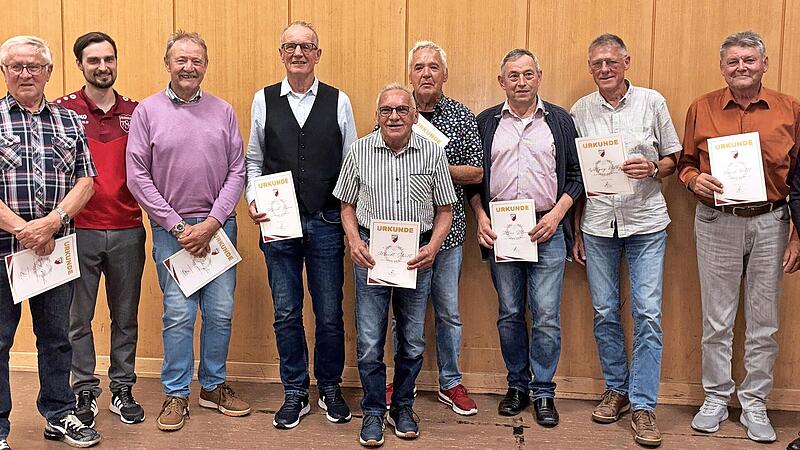 Ehrungen beim TSV (von links): Wolfgang Mauder, Simon Schottdorf, Georg Schießer, Albrecht Kiesner, A. Schmitt, Karl-Heinz Schmitt, A. Blümm, Wolfgang Halbig, Konrad Hüttl, Matthias Hüttl Ehrungen beim TSV (von links): Wolfgang Mauder, Simon Schottdorf, Georg Schießer, Albrecht Kiesner, A. Schmitt, Karl-Heinz Schmitt, A. Blümm, Wolfgang Halbig, Konrad Hüttl, Matthias Hüttl