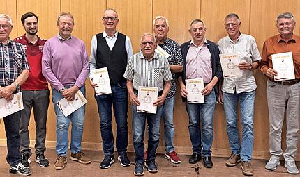 Ehrungen beim TSV (von links): Wolfgang Mauder, Simon Schottdorf, Georg Schießer, Albrecht Kiesner, A. Schmitt, Karl-Heinz Schmitt, A. Blümm, Wolfgang Halbig, Konrad Hüttl, Matthias Hüttl Ehrungen beim TSV (von links): Wolfgang Mauder, Simon Schottdorf, Georg Schießer, Albrecht Kiesner, A. Schmitt, Karl-Heinz Schmitt, A. Blümm, Wolfgang Halbig, Konrad Hüttl, Matthias Hüttl
