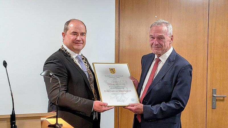 Frank Rebhan (rechts) steht bei der Verleihung der Ehrenb&uuml;rgerw&uuml;rde der Stadt Neustadt zusammen mit Oberb&uuml;rgermeister Dominik Heike.