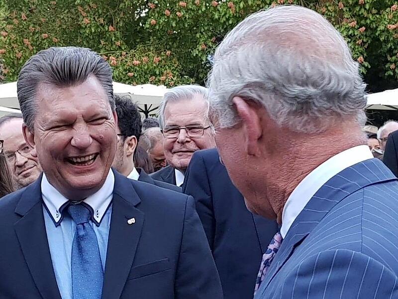 Der Coburger Michael Selzer (links) traf 2019 in Berlin den damaligen Thronfolger Prinz Charles.