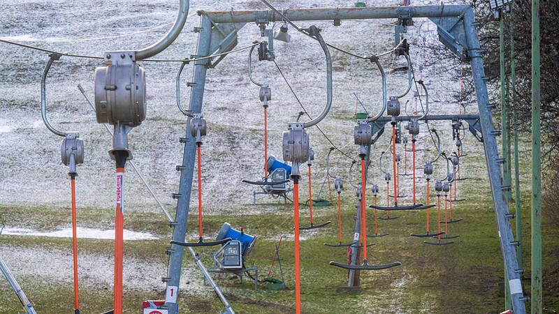 Skiliftanlage ohne Schnee in Bayern