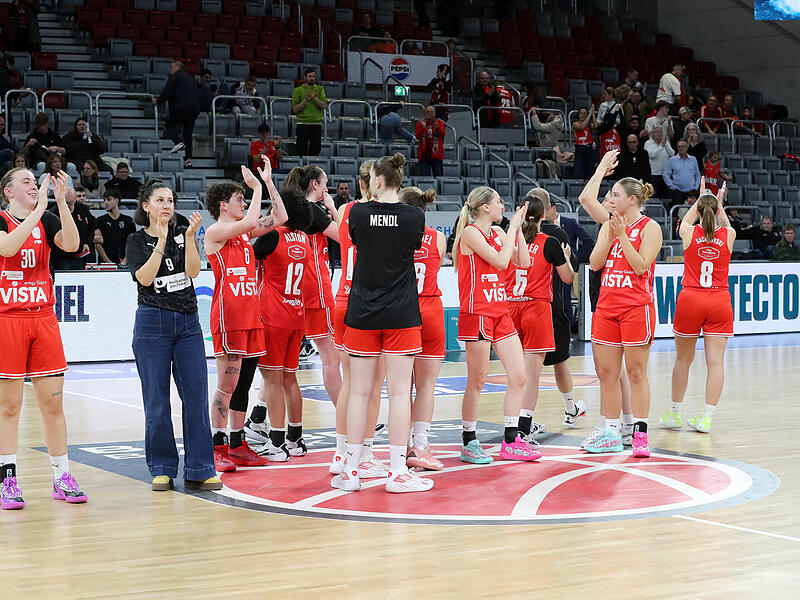 Die Medikamente-per-Klick Bamberg Baskets bedankten sich f&uuml;r die Unterst&uuml;tzung von den R&auml;ngen.