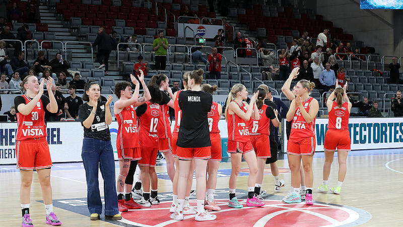 Die Medikamente-per-Klick Bamberg Baskets bedankten sich f&uuml;r die Unterst&uuml;tzung von den R&auml;ngen.