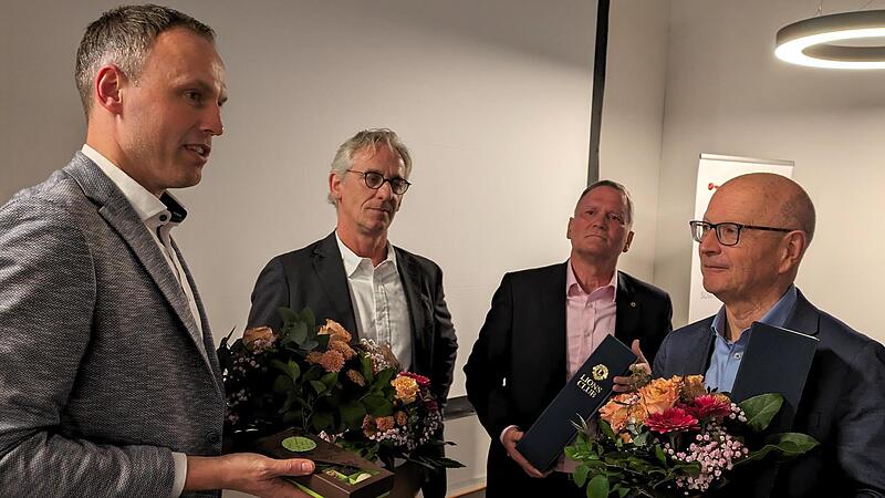 Moderator Steffen Krambo (links), Vereinsvorstand „Jonas hilft“, und die Präsidenten Oliver Hüfner (Rotary Club) und Horst Waldner (Lions Club) bedanken sich beim Referenten Prof. Dr. med. Paul-Gerhardt Schlegel