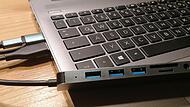 Ein USB-Hub erweitert die Anschlussmöglichkeiten bei Laptops und Tablets.