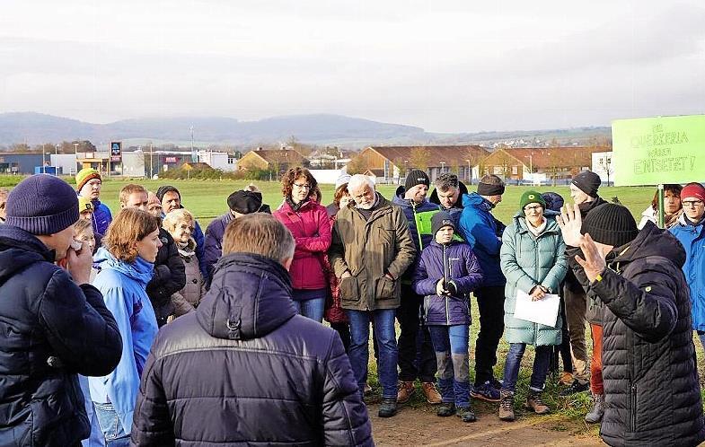 Bei einem Ortstermin diskutierten Abgeordnete Stadtr&auml;te der CSU mit den B&uuml;rgern &uuml;ber das F&uuml;r und Wider der Nord-Ost-Spange, die den Staffelsteiner Ortskern entlasten soll.