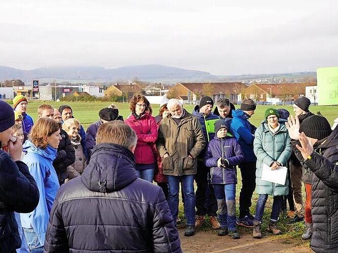 Bei einem Ortstermin diskutierten Abgeordnete Stadtr&auml;te der CSU mit den B&uuml;rgern &uuml;ber das F&uuml;r und Wider der Nord-Ost-Spange, die den Staffelsteiner Ortskern entlasten soll.