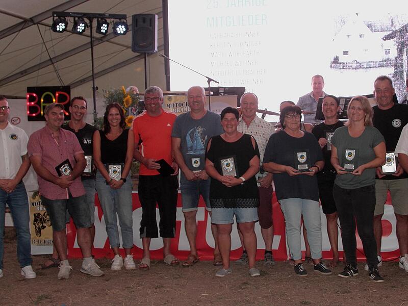 Seit 25 Jahren sind diese Frauen und Männer Mitglied und unterstützen ihren Verein in Bramberg.