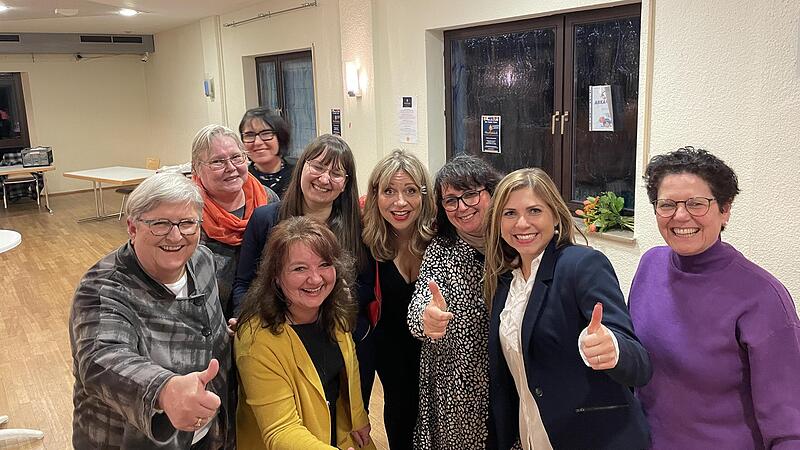 Die Organisatorinnen und die Künstlerin sind begeistert (von links): Ruthild Schrepfer, Monika Willwohl, Ursula Dorweiler, Andrea Gebhardt, Eva Gottschalk, Mirja Regensburg, Patrizia Eliani Siontas, Claudia Belzer und Sandra Wüstner.