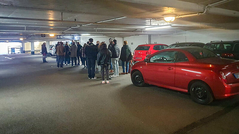 Die Menschen stehen am Montag, 25. M&auml;rz 2024,  Schlange um ihre Parkzeit zu bezahlen.