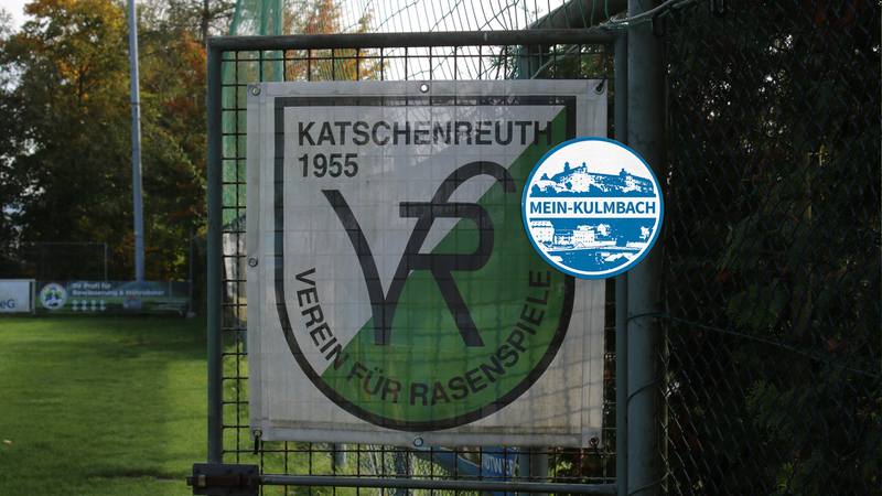 Hinter dieser T&uuml;r liegt der Hauptplatz der Fu&szlig;baller des VfR Katschenreuth.