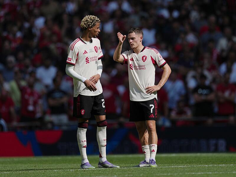 Hugo Ekitike (l) und Florian Wirtz
