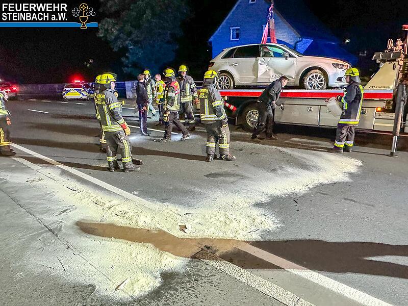 Feuerwehr und Rettungsdienst waren im Einsatz.Unfall im Steinbach am Wald endete mit hohem Schaden.