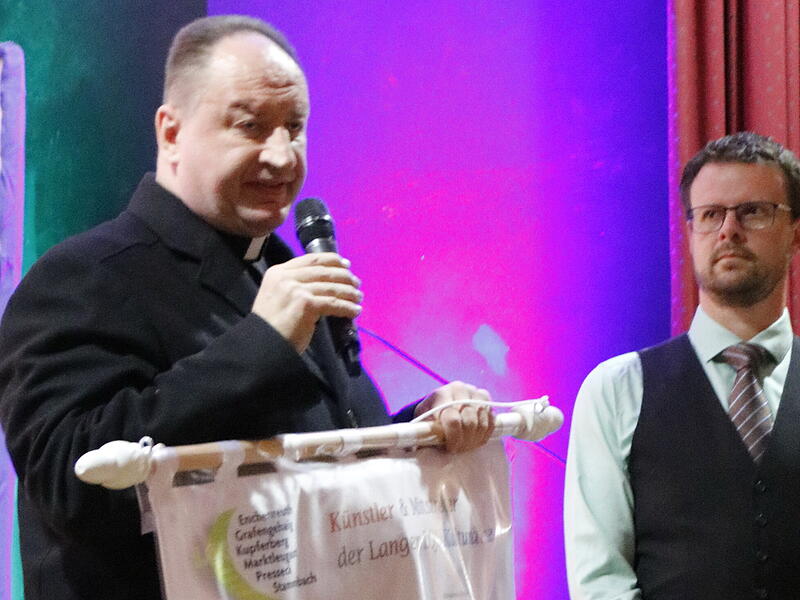 Mit tiefsinnigen Gedanken zu den Stickworten Freude, Vertrauen und Sicherheit übernahm Monsignore Feulner für ein Jahr das LQN-Banner für seine Heimatgemeinde Enchenreuth. Rechts LQN-Vorsitzender Michael Schramm.