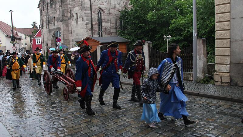 Im Regen ging es vorbei an der Evangelischen Kirche.