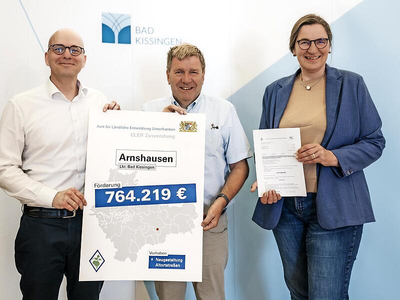 Oberb&uuml;rgermeister Dirk Vogel, J&uuml;rgen Eisentraut, Leiter des Amtes f&uuml;r L&auml;ndliche Entwicklung Unterfranken und Christine Schwind, Abteilungsleiterin Technische Infrastruktur