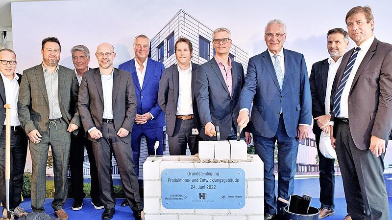 Oberb&uuml;rgermeister Uwe Kirschstein und Innenminister Joachim Herrmann (Mitte) zusammen mit Hermann Ulm (rechts) und Vertretern von Simon Hegele und Siemens Healthcare bei der Grundsteinlegung