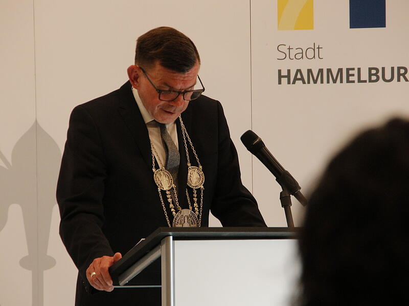 Feierlich verabschiedete und ehrte Armin Warmuth zw&ouml;lf Ratsherren und Ratsfrauen.