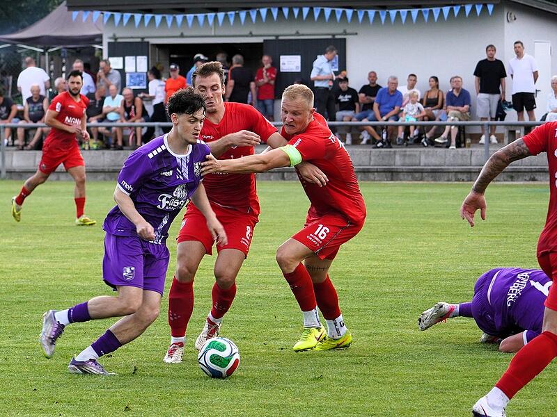 Bambergs Jonah Schildbach nimmt es mit der Aubstadter Hintermannschaft auf. Bambergs Jonah Schildbach nimmt es mit der Aubstadter Hintermannschaft auf.