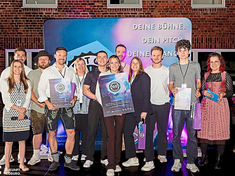 Die Gewinner gemeinsam mit der Jury.Laura Berthold
