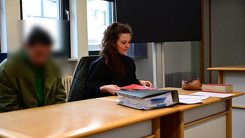 Der Angeklagte und seine Rechtsanw&auml;ltin Lara Baumann aus Bamberg