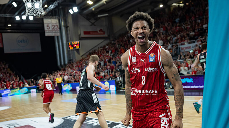 Da ist die Kamera: Demarcus Demonia zelebrierte seinen Dunk.