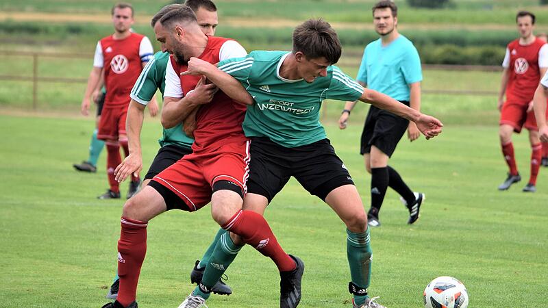 Der eingewechselte Altenkunstadter Daniel Fischer (links) ringt hier mit Sebastian Zapf von der SG Gifting/Rothenkirchen/Pressig.