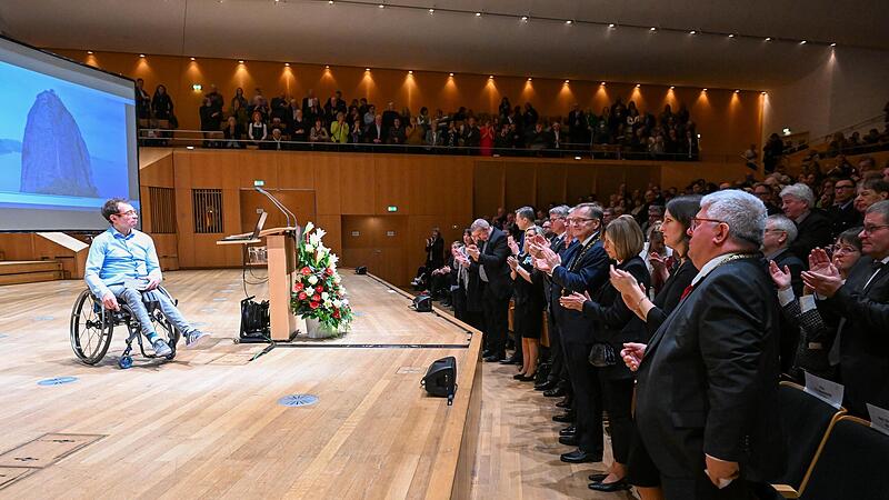 Festredner Johannes Grasser (links) begeisterte die Teilnehmer des Neujahrsemfpangs mit einer mitrei&szlig;enden Rede.